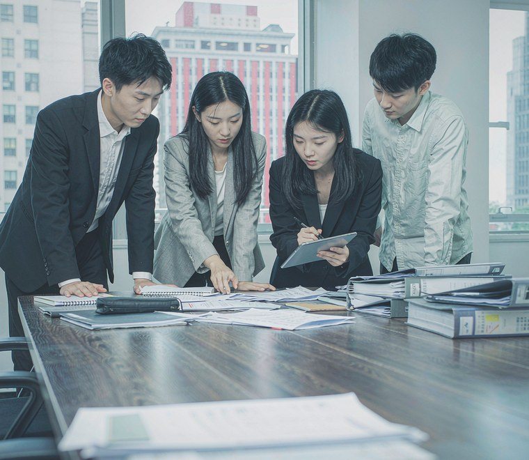 诚立会计团队在企业现场核对财务资料